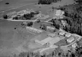 Flygfoto över Kvinnersta lantbruks-, lanthushålls- och skogsbruksskola, Hovsta.
Bilden tagen för vykort.