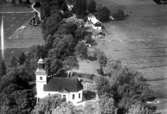 Flygfoto över Ödeby kyrka.
Bilden tagen för julkort.