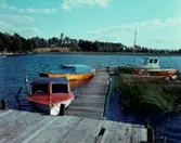 Vy över Hammar, båtar i förgrunden.