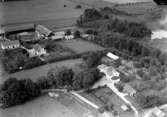 Flygfoto över Hjälmarsholm, bostadshus och ekonomibyggnader.