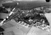 Flygfoto över Adolfsberg, Örebro.
Bilden tagen för vykort.
Korsningen Mosåsvägen Gamla Vintrosavägen