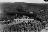 Flygfoto över Sanatoriet, Garphyttan.
Bilden tagen för brevkort.
(Beställare: Trevnadsfondens affär, Sanatoriet).
Förlag: Wilhelm Johansson, Latorpsbuk.