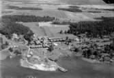 Flygfoto över Harge Bruk, fabriksbyggnader, bostadshus.
Bilden tagen för vykort.
Förlag: A. Carlsson, Hammar.