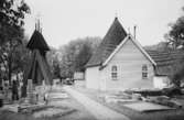 Kvistbro kyrka och klockstapeln.
Bilden tagen för vykort.