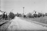 Södergatan, Fjugesta, bostadshus.
Bilden tagen för vykort.
Förlag: E. & M. Kjell, Fjugesta.