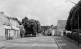 Motiv från Vretstorp, gatuparti, bostadshus och affärsbyggnader, Konsum.
Bilden tagen för vykort.
Förlag: Svennes Pappershandel, Vretstorp.