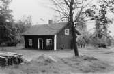 Motiv från Grannäs, Åtorp, envånings bostadshus.
Bilden tagen för vykort.
Förlag: Lundells Kiosk.