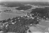 Flygfoto över Ullersäter.
Bilden tagen för vykort.
Förlag: Hjalmar Holmgrens Eftr., Ullersäter.