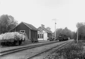Skönnarbo järnvägsstation, stationsbyggnad, tåg, arbetare.