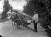 En man med en vagn lastad med korgar.
Korgmakaren Pehr Jönsson från Rävatorp i Kärrabod på besök i Svennevad. Bilden är tagen på landsvägen utanför Norra Hyddan, 1913. (Uppgifterna erhållna av Gunnar Larsson, Pålsboda.)