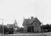 Sturefors järnvägsstation och kyrka.