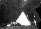Gruppbild, sex personer vid en tält.