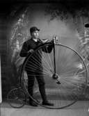 Karl Gustav Kullberg med cykel (höghjulcykel) i ateljén.