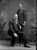 Två män.
Arthur Hallberg, född 1885-08-07 i Ohio, USA och hans son Helge Hallberg, född 1911-12-10 vid Svennevadsby i Svennevad.