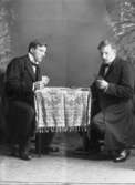 Två män spelar kort. Fotomontage, samma person avbildat två gånger.
Aron Hallberg, född 1887-11-12 i Ohio, USA, död 1969-12-24 i Nora stad. (Erik Hallbergs far).