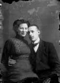 Ett par.
Hilda Hallberg, f. Johansson, född 1882-10-07 vid Södra Sättra i Svennevad och Arthur Hallberg, född 1885-08-07 i Ohio, USA.