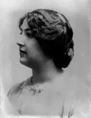 En kvinna.
Lilly Hallberg, född 1893-11-23 vid Norra Hyddan i Svennevad, död 1946-04-08 vid Länslasarettet i Örebro. (Erik Hallbergs faster).