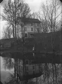 Bostadshus, en flicka.
Nya Norra Hyddan speglar sig i Pussen. Huset byggdes 1897 och bilden är nog tagen ganska snart därefter.