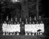 Konfirmation, konfirmander och en präst.