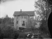 Bostadshus, två män.
Svennevads kyrka i bakgrunden.
Nya Norra Hyddan i Svennevad. Förmodligen: Anton Hallberg, Axel Hallberg, Sigrid Hallberg och Edit Hallberg.