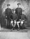 Fyra män i uniform.