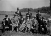 Gruppbild, nio män med musikinstrument.
Svennevads musikkår, 1930-1940-talet.
Identifiering av personerna finns i Erik Hallbergs skrift 