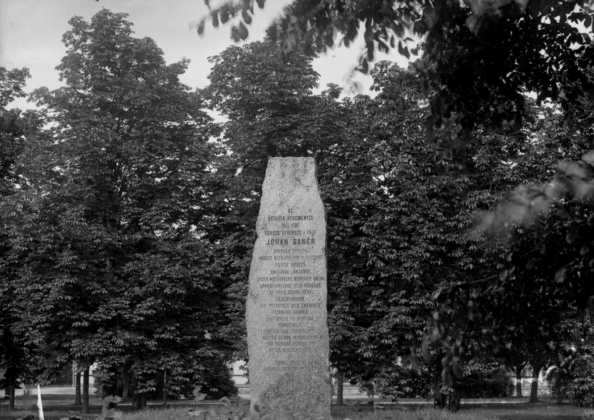 Gustaf Ferdinand Hallberg, Gravsten, minnessten åt Östgöta Regementes till fot förste öfverste i fält Johan Banér.