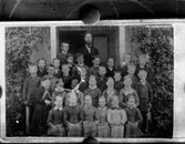 Skolbarn med lärare.