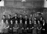 Klassrumsinteriör, elever och lärare.
Fortsättningsskolan i kyrkskolan Svennevad, 1926.