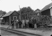 Svennevads järnvägsstation, järnävgsarbetare, vagn med ved.