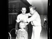 Bad. Kalle Tiderman hjälpte både gammal och ung med simträning. Här ses Erik Berglund få hjälp vid simhallen, fabriksgatan. En flicka i förgrunden.