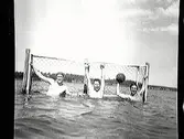 Vattenpolo vid sjön Lången. I målet fr.v. Gösta Klingberg, Kalle Friman och Göte Hjelm.