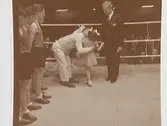 Boxning; Idrottshuset 1948. Bodil Söderberg ger blommor till Bquet, Frankrike, Karl-Erik Lindblad till höger.