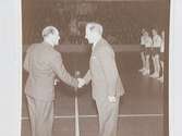 Handboll, Idrottshuset 1948.
Sven-Olov Gårdrup gratuleras till seriesegern.