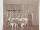 Handbollslag i Örebro, Idrottshuset 1948. Rynninge IK, seniorer- DM-mästare 1946. Stående fr.v:Torsten 'Totta'
Nordström, Lennart 'Sura' Andersson, Siver 
Jansson, Hans Lättman, Bertil Eriksson, Henrik
Lundqvist, Arthur Sjunnesson, lagl: Martin Albén.
Främre raden: Erik 'Lillis' Andersson, Sven-Olof 
'Henkan' Henriksson, Göte Edgren, Olle ' Bulta'
Andersson.