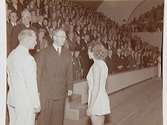 Invigning av Örebro Idrottshus 1 sept. 1946. Kronprinsen hälsar på en damgymnast och ledare Erik Lindén t.v.