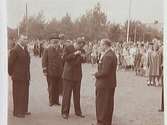 Örebroutställningen, Idrottshuset 1947.
 Prins Bertil får utställningsnålen av Claes Ljung.