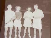 Tennis, Idrottshuset 1947.
 Lennart Bergelin, två okända damer, samt Sven Davidsson.