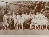 Gruppbild; tennis, Stadsparken 1950.
Övre raden: Claes Hedström, Holger Eketun, Åke Palmér, Karl-Olov Nilsson, Arne Sahlin, Gunnar Engwall, Uno Forsberg, Sven Hallström, Edvin Bergenudd, Fredrik von Friesendorff.
Nedre raden: Arne Kling, Erik Mobacken, Olof Svärd, Petrus Korsgren, Axel 'Röberg' Eriksson, Gustav Pegers, K.G. Nilsson, Georg Palmberg