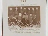 Örnsro, Örebro Idrottsplats 1943.
Ishockey började 1941 med IF Eyra mot Arboga. Första distriktsmästarna blev fyra.
IF Eyra, finallaget fr.v: Arne Johansson, Rune Lindström, Arne Bergman, Stig Tunberg, Ernst Johansson, Hans Engström, lagledre Erik Klarin.
Knästående: Curt Wiklund, Gösta Klingberg, Erik Karlsson.