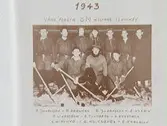 Örnsro, Örebro Idrottsplats 1943.
Ishockey började 1941 med IF Eyra mot Arboga. Första distriktsmästarna blev fyra.
IF Eyra, finallaget fr.v: Arne Johansson, Rune Lindström, Arne Bergman, Stig Tunberg, Ernst Johansson, Hans Engström, lagledre Erik Klarin.
Knästående: Curt Wiklund, Gösta Klingberg, Erik Karlsson.