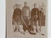 Ishockey, Örnsro Idrottsplats 1947.
H. Engström, G. Klingberg och S. Tunberg.