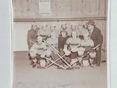 Ishockey; Örnsro, Örebro Idrottsplats 1947.
BK Forward: Bakre raden fr.v: Rune Jansson, ledare, Bertil Järhede, Nils Andersson, Harald Medin, Rolf Bergström, lagledare Allan Yxner.
Främre raden fr.v: Lars Olle Widlund, Georg Svensson, Tage Karlsson, Börje Folkesson och Erik Svensson.