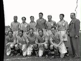 Svenska B-landslaget (fotboll), som vann över Norge med 4-2 på Eyravallen 1939. Fr.v. stående Gunnar Gren. Olle Carlberg, 'Bian' Rosengren, Olle Hultfeldt, Erik 'Diman' Lindström, 'Tjoffe' Ohlson och Thure Claesson (lagledare). På knä fr.v. Gillis Andersson, Ivar Arvidsson, Torsten Lindberg, Erik Lundin och Sture Andersson.