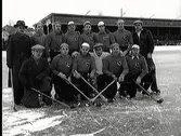 ÖSK bandylag med Sven Fågelgren som lagledare.