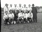 Fotboll.
Glada och lättade efter utståndna prövningar poserar de nya allsvenskarna för fotograf Klingberg: Överst: Gösta Pettersson, Gösta Lind, H Wolfbrandt, L Andersson, Å Engvall, B Remnegård, E Carnborg (medicinman). Under: O Sääw, S Dahl, B Carlsson, A Hedberg, V Pettersson, E Blomkvist.
