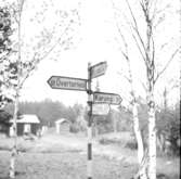 Vägskyltar.
Vägskylten står nog i Luppio by söder om Övertorneå, vid vägskälet mot Armasjärvi. Km talen på skylten mot Övertorneå resp. Karungi tyder på det.