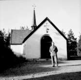 Man (militär) står vakt framför en kyrka i Pajala.