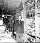 Nils Björkström vid telefonen i lanthandeln på Drottninggatan.