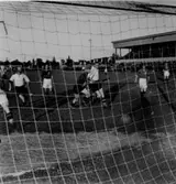 Gösta Klingberg spelade fotbollscenter i ÖSK, här mot Degerfors vid Eyravallen, Örebro.